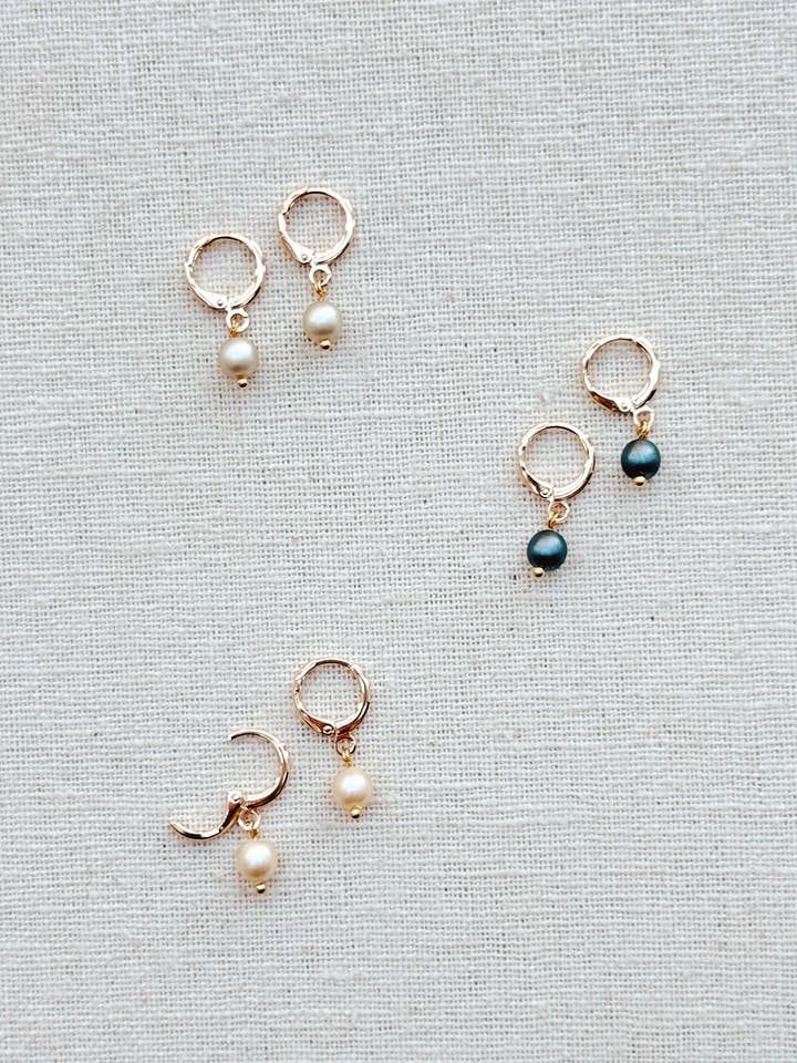 Mini Färgade Pärldroppe Guld Huggie Örhängen för wholesale av Gracie Rose Designs