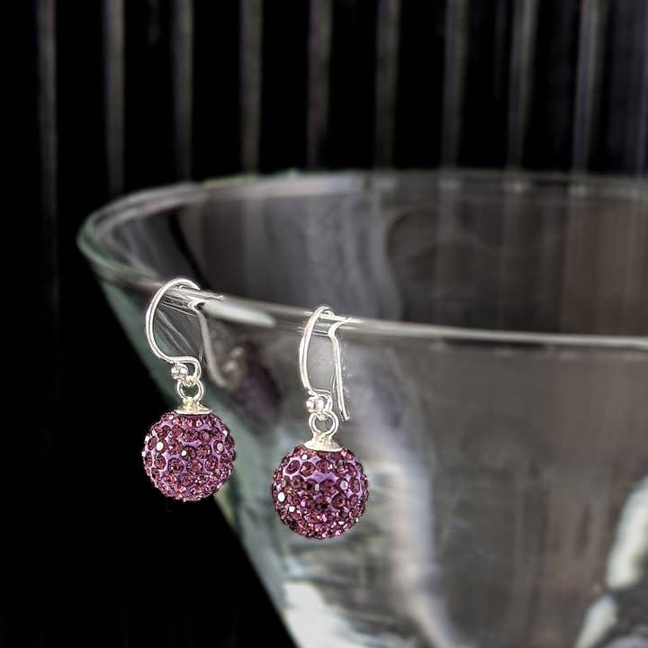 Petites boucles d'oreilles en forme de boule disco violette en argent sterling pour la vente par The Green Gecko