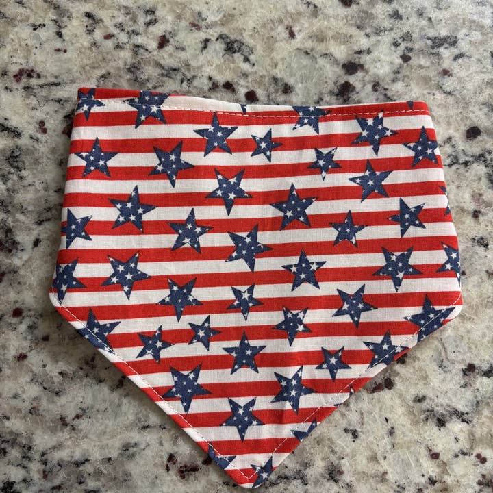 Bandana pour chien Étoiles & Rayures, accessoires pour animaux patriotiques pour la vente par Baylor's Bow Ties