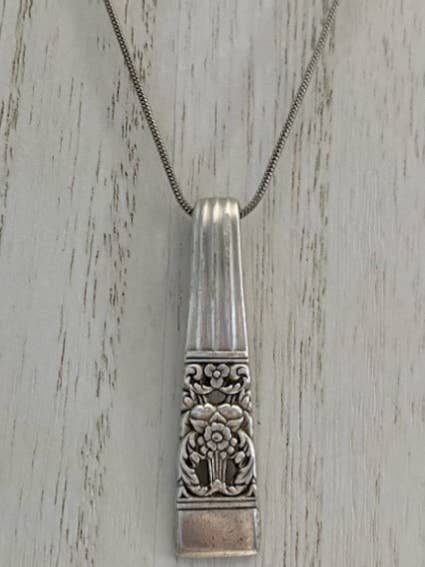 Collier Coronation pour la vente par Fly Me To The Spoon