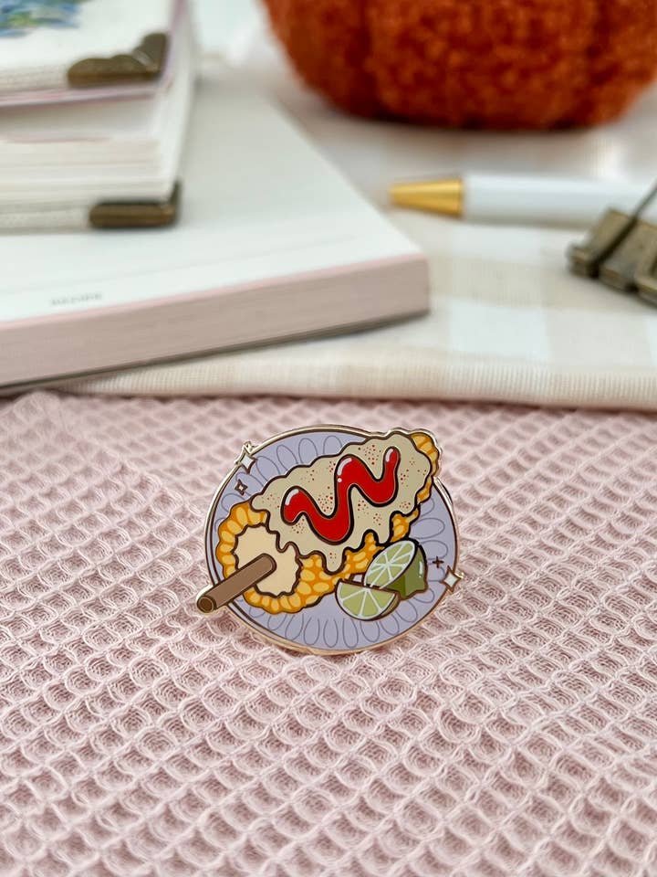 Épinglette en émail Elote pour la vente par Marlene Vega Studio