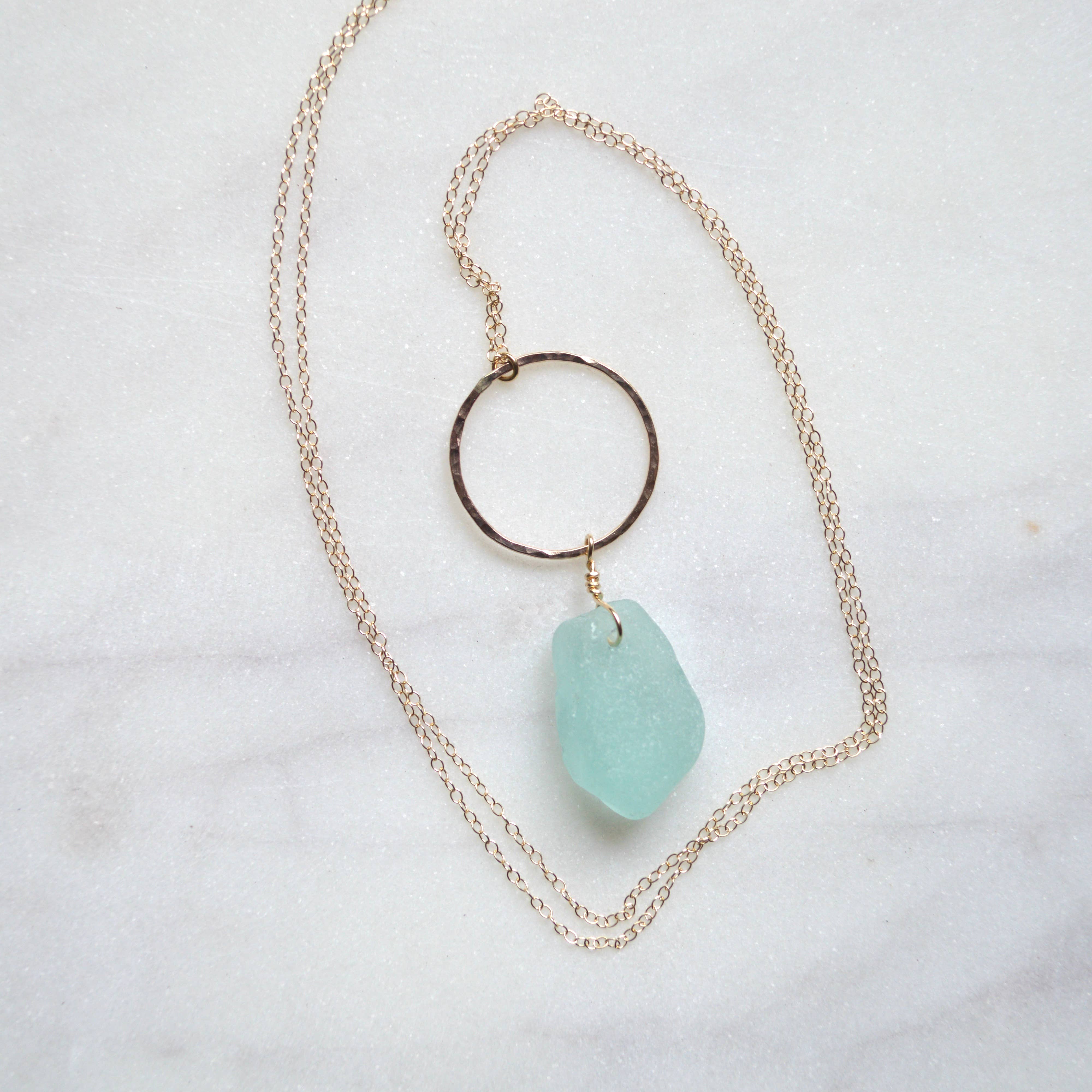Salty But Sweet – Engroshandel Halskæde med vedhæng – Stor Sea Glass Hoop Halskæde i Guld7