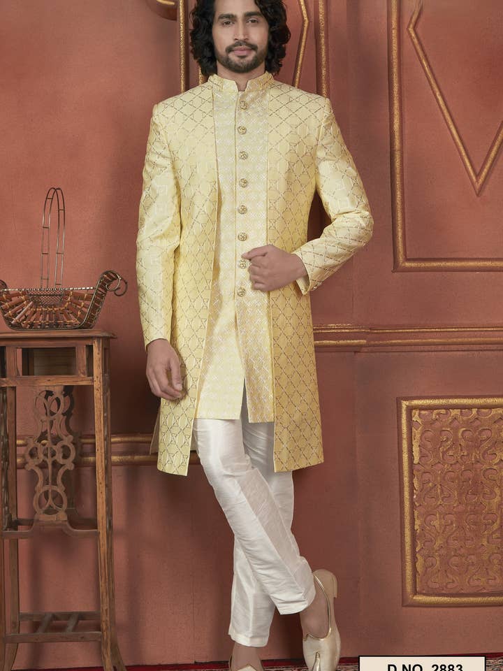 Sherwani Kurta Indo Occidentale Tradizionale in Seta d'Arte Gialla con Giacca e Pantaloni per Uomo - Lavoro di Ricamo a Filo per la vendita all'ingrosso da parte di HATKE BRIDE