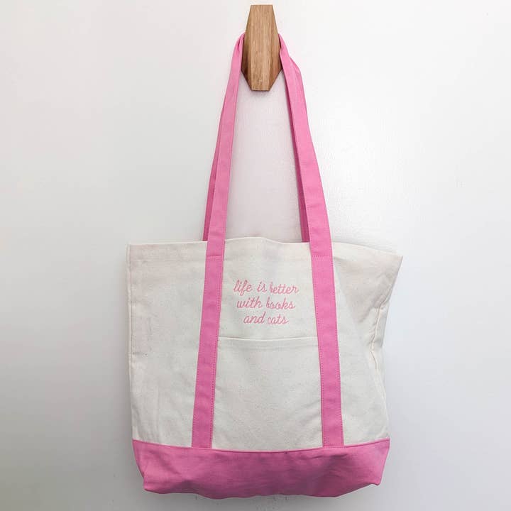 La vie est meilleure avec des livres et des chats Sac fourre-tout brodé pour la vente par Bona Fide Bookworm