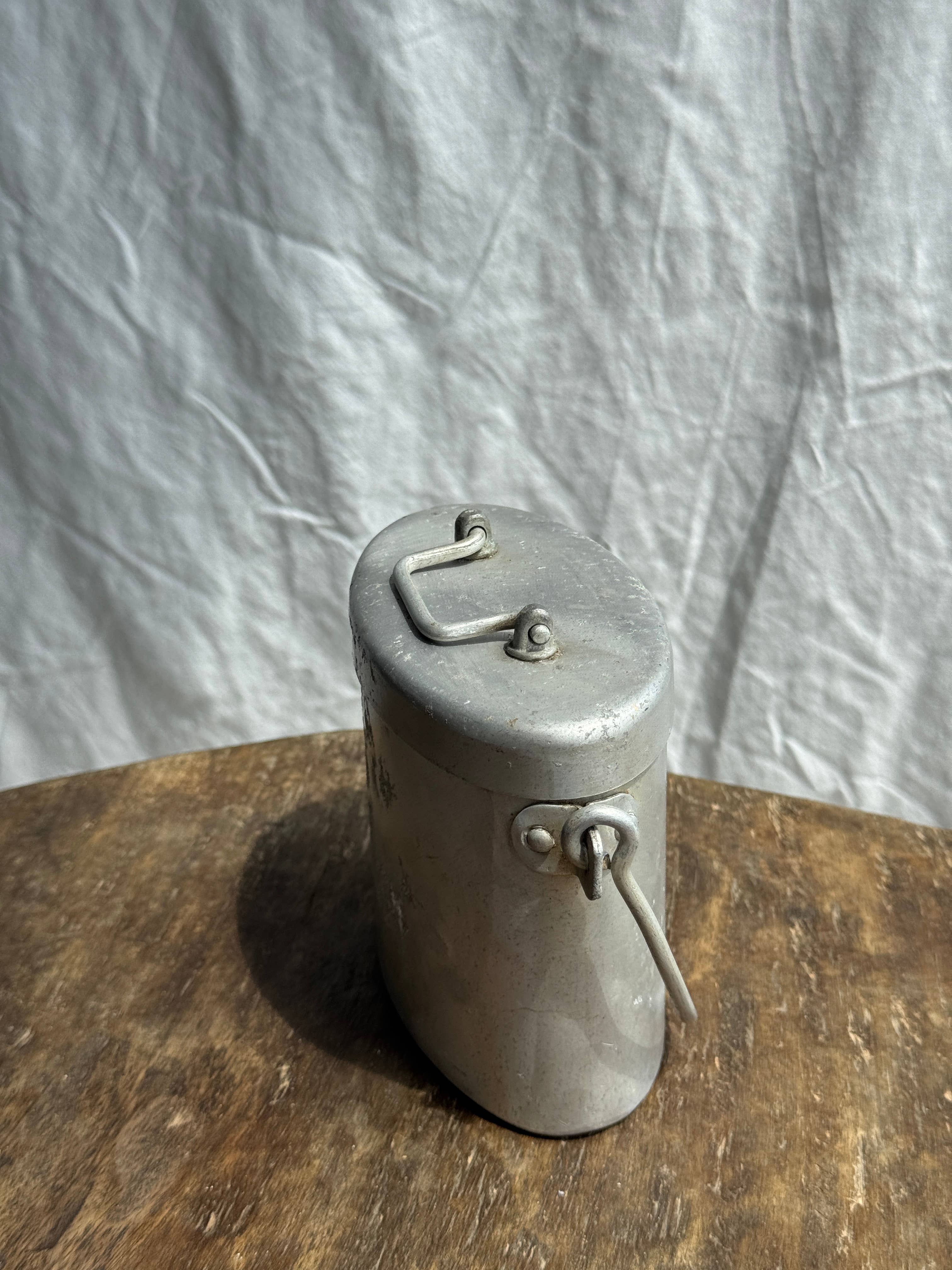 Office Objets – wholesale Prydnadslåda – Liten vintage oval matlåda med handtag och fack9