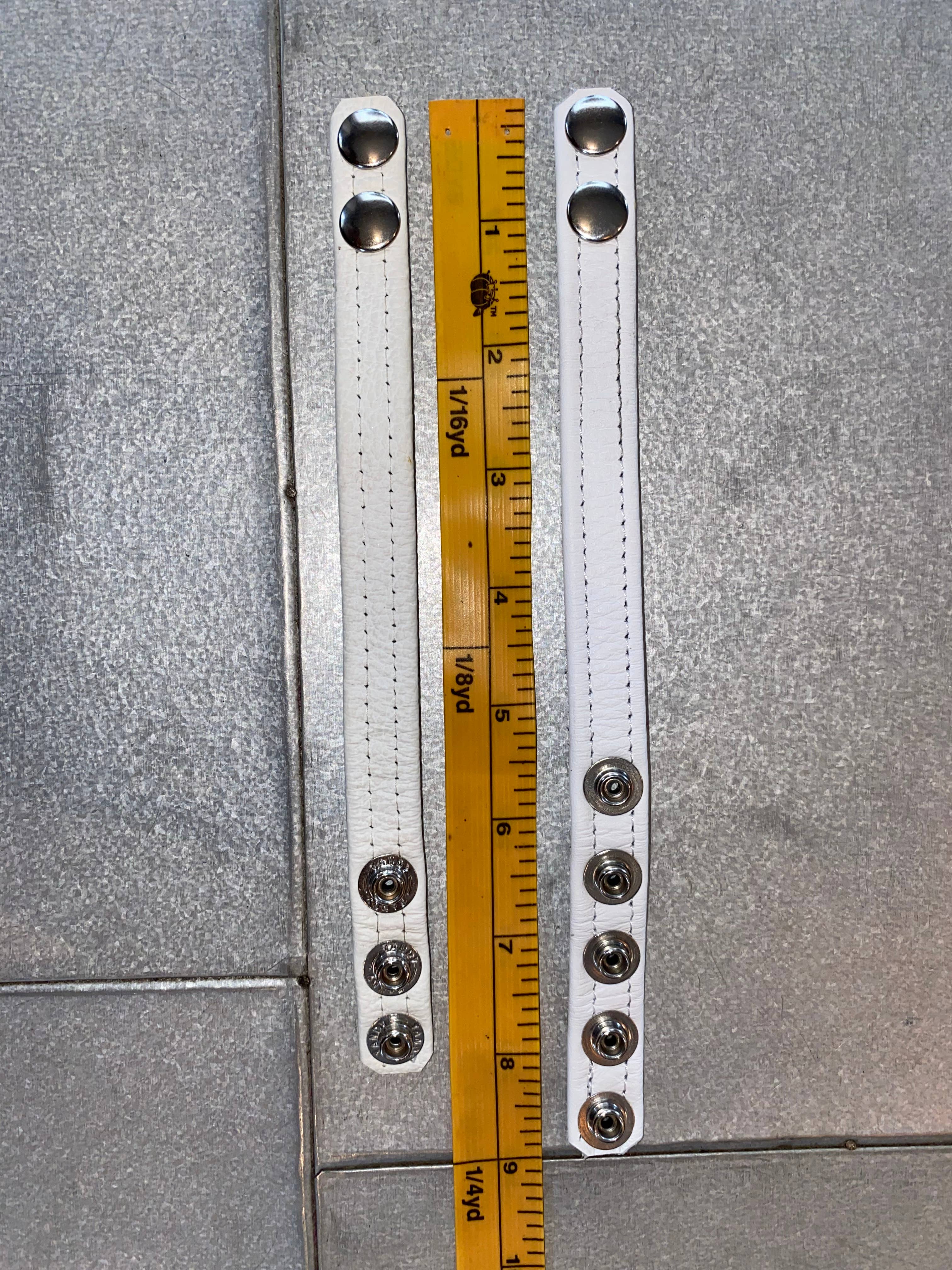 The Montrose Forge - Vendita all'ingrosso Sex toy - Anello a C in pelle sottile a 3 bottoni (disponibile in 11 colori)14