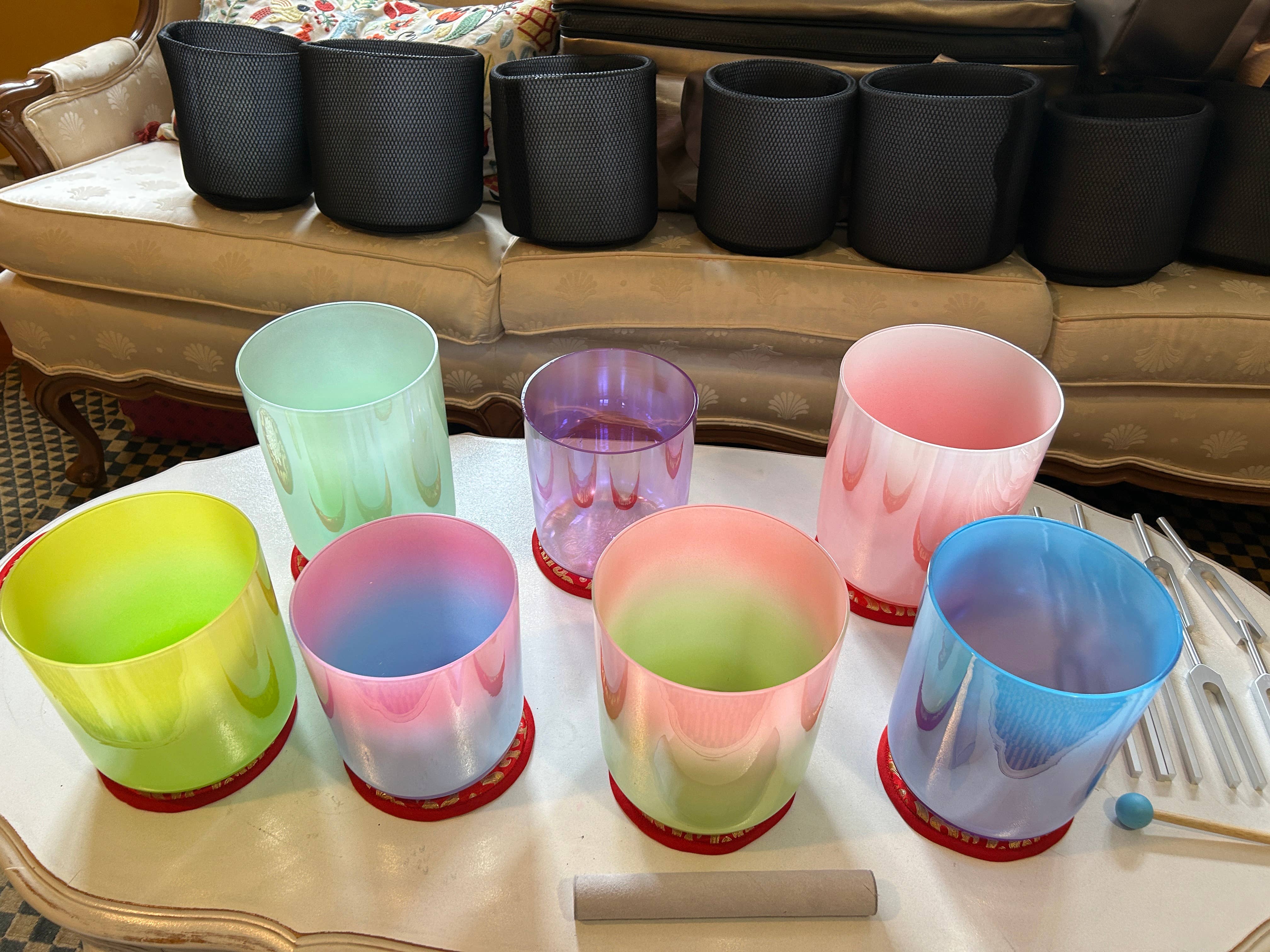 Heritage good Nepal – Großhandel Meditationszubehör – 432Hz Set mit 7 farbigen Alchemie-Kristall-Klangschalen 15–18 cm2