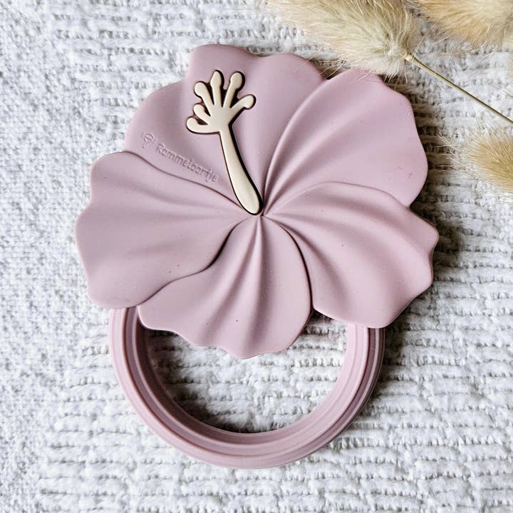 Anneau de dentition en silicone Hibiscus, rose pâle pour la vente par Rammelaartje