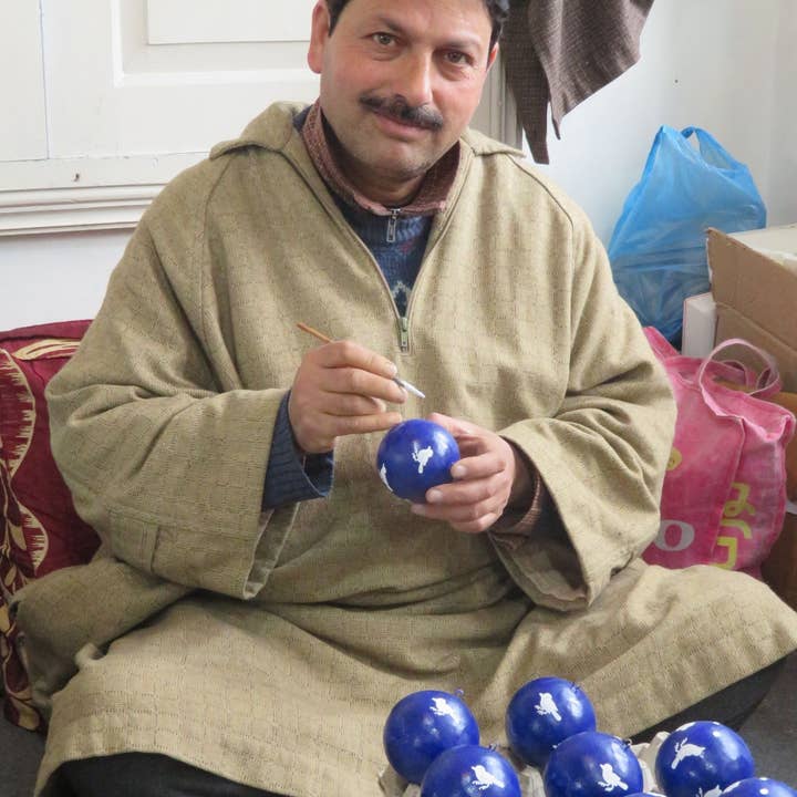 Global Crafts – Großhandel Verzierung – Handbemalter blauer Vogelanhänger aus recyceltem Pappmaché