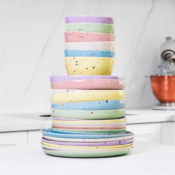 Nouveau Set de Fête 24 Pièces Couleurs Mélangées pour la vente par Egg Back Home