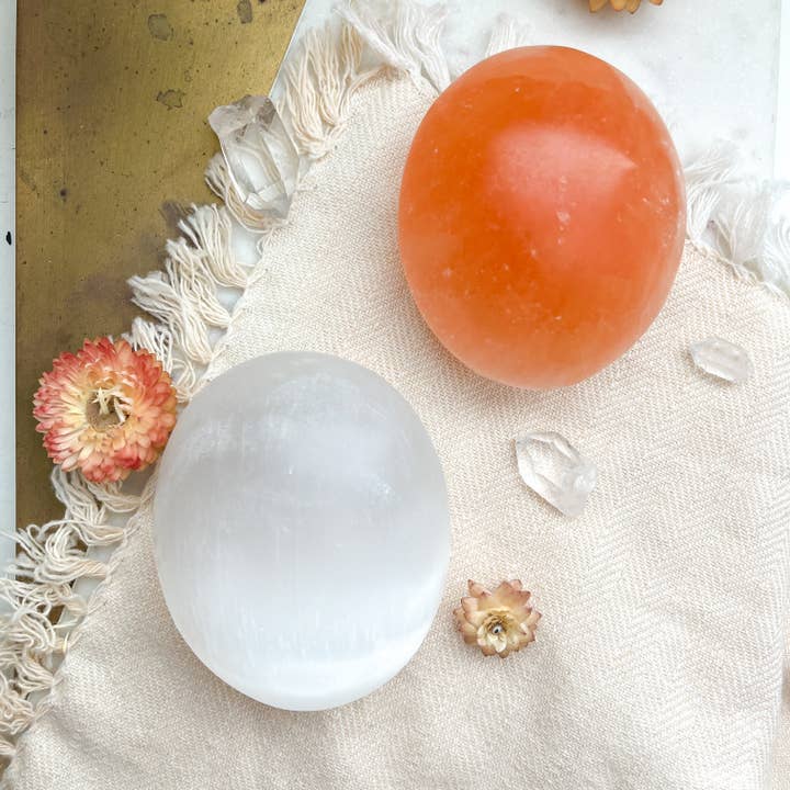 PEDRA DE SELENITE BRANCA OU PÊSSEGO EM FORMA DE PALMA PRESENTES PARA MULHERES por atacado de Fractalista Designs