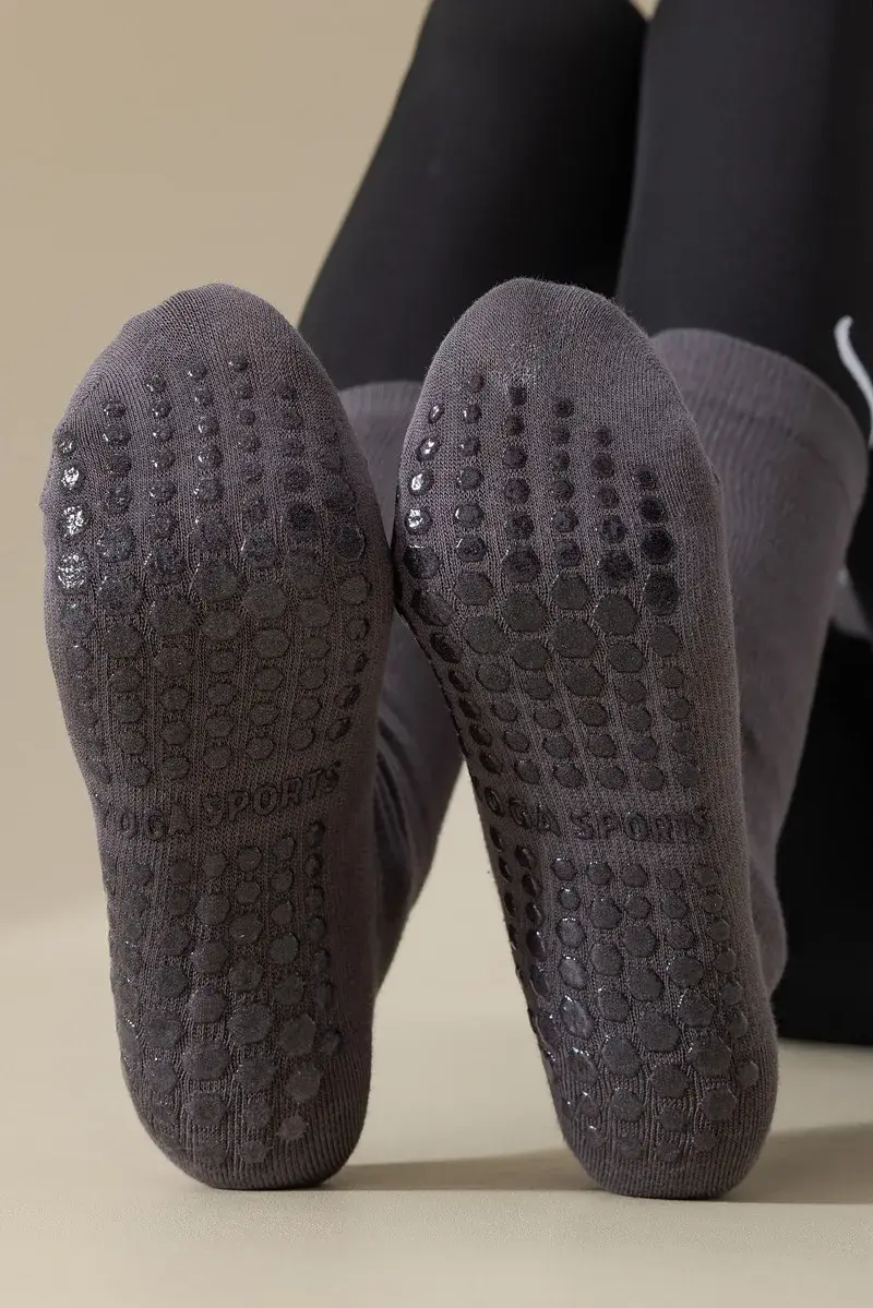 Mescola 9 colori Calze antiscivolo per yoga e pilates in vendita all'ingrosso su Faire14