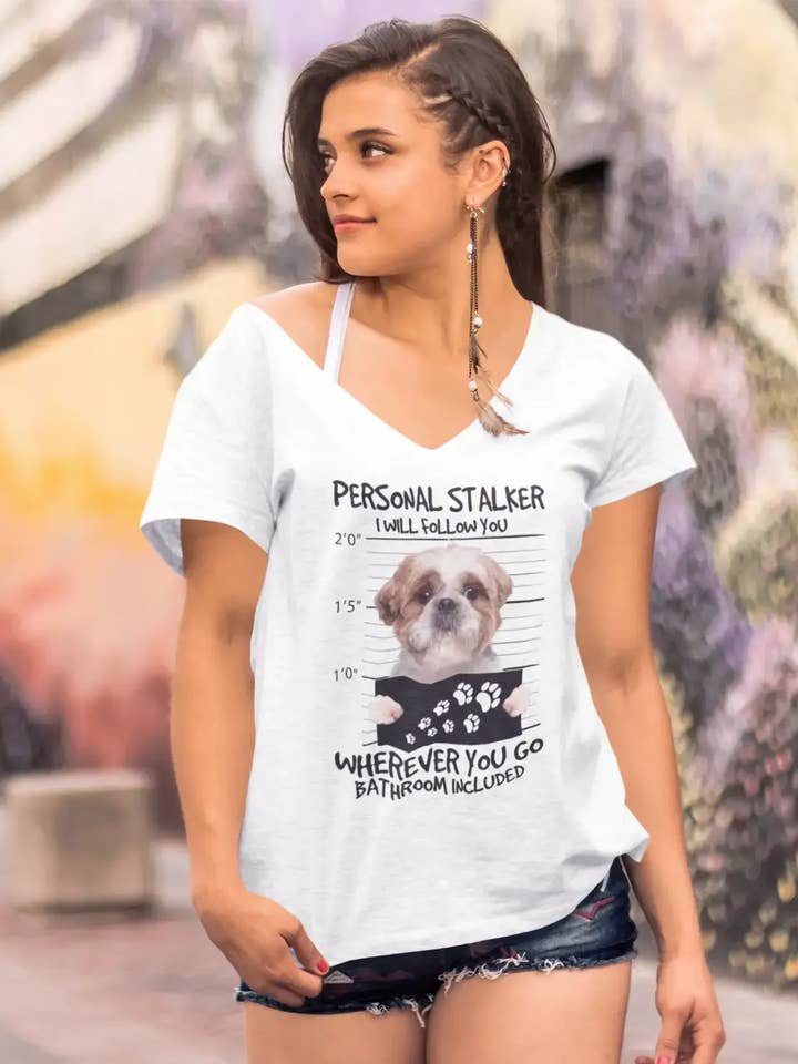 T-shirt ULTRABASIC pour femme Shih Tzu Personal Stalker - Je te suivrai où que tu ailles - T-shirt amusant pour chien pour la vente par ULTRABASIC