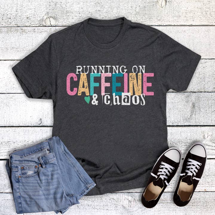 T-shirt graphique amusant "Fonctionne à la caféine et au chaos" pour la vente par Dust and Roots