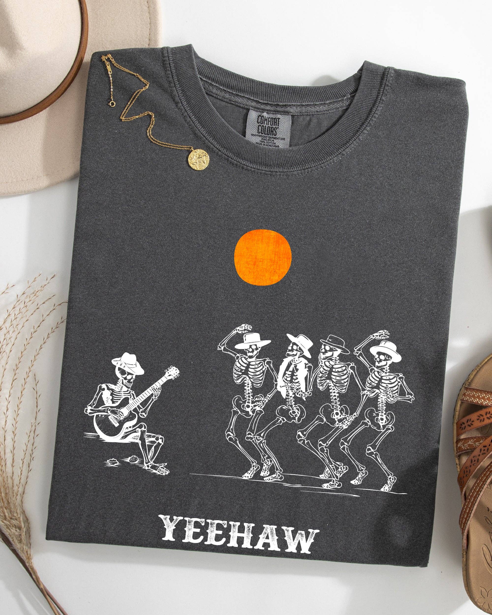 Refinery Number One LLC – Engroshandel Grafisk t-shirt - Dame – Yeehaw, dansende skeletter, Halloween, western, cowboys skjorte2