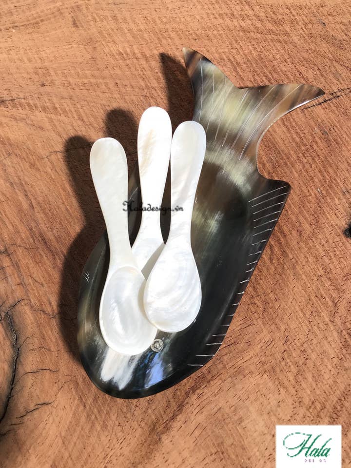 Cucchiaino per caviale in madreperla inciso personalizzato (lunghezza 7 cm) per la vendita all'ingrosso da parte di Hala Design