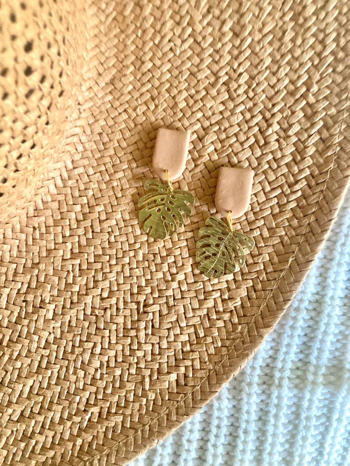 Brincos pendentes de argila Monstera por atacado de Terra Made
