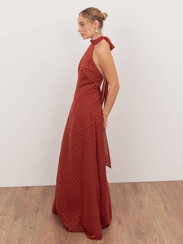 Anaya With Love Robe Maxi Recyclée Rouge Piment à Col Halter et Dos Ouvert pour la vente par Plaza Collection Ltd