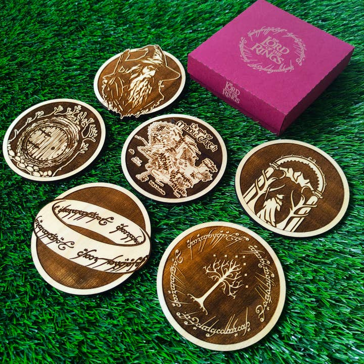 Herbs&Belles - Vente Sous-verre - Ensemble de 6 sous-verres en bois Le Seigneur des Anneaux, LOTR Geek Itens1