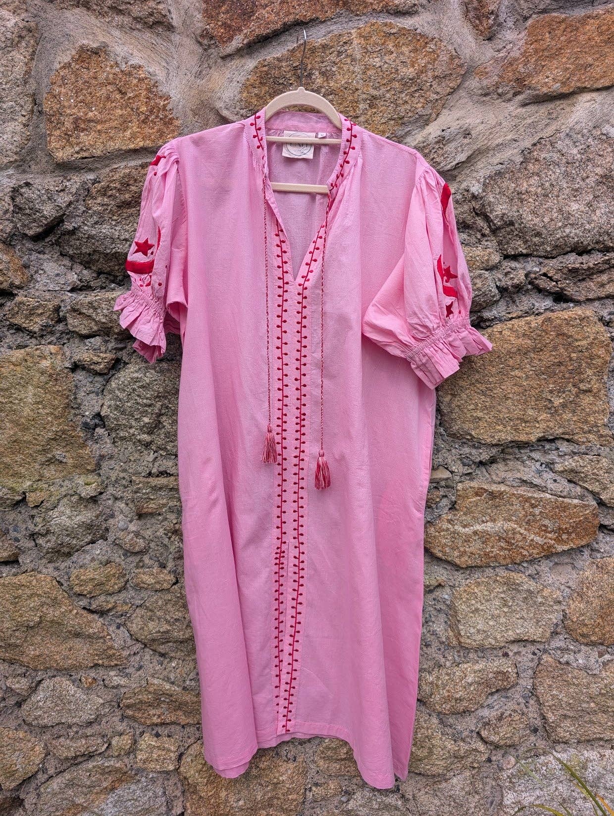 LNH EDIT - Vendita all'ingrosso Vestito - Donna - Abito lungo in cotone rosa con ricami Astrid – Artigianale da Jaipur2