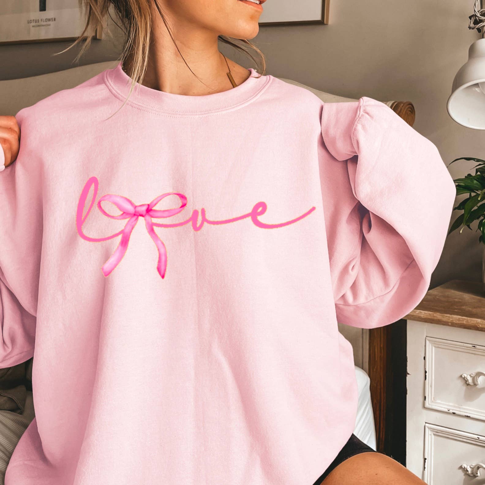 Shoppe SHC – Engroshandel Grafisk Sweatshirt - Dame – Elsk Coquette Sløjfe Sweatshirt | Skærmtrykt Sweatshirt3