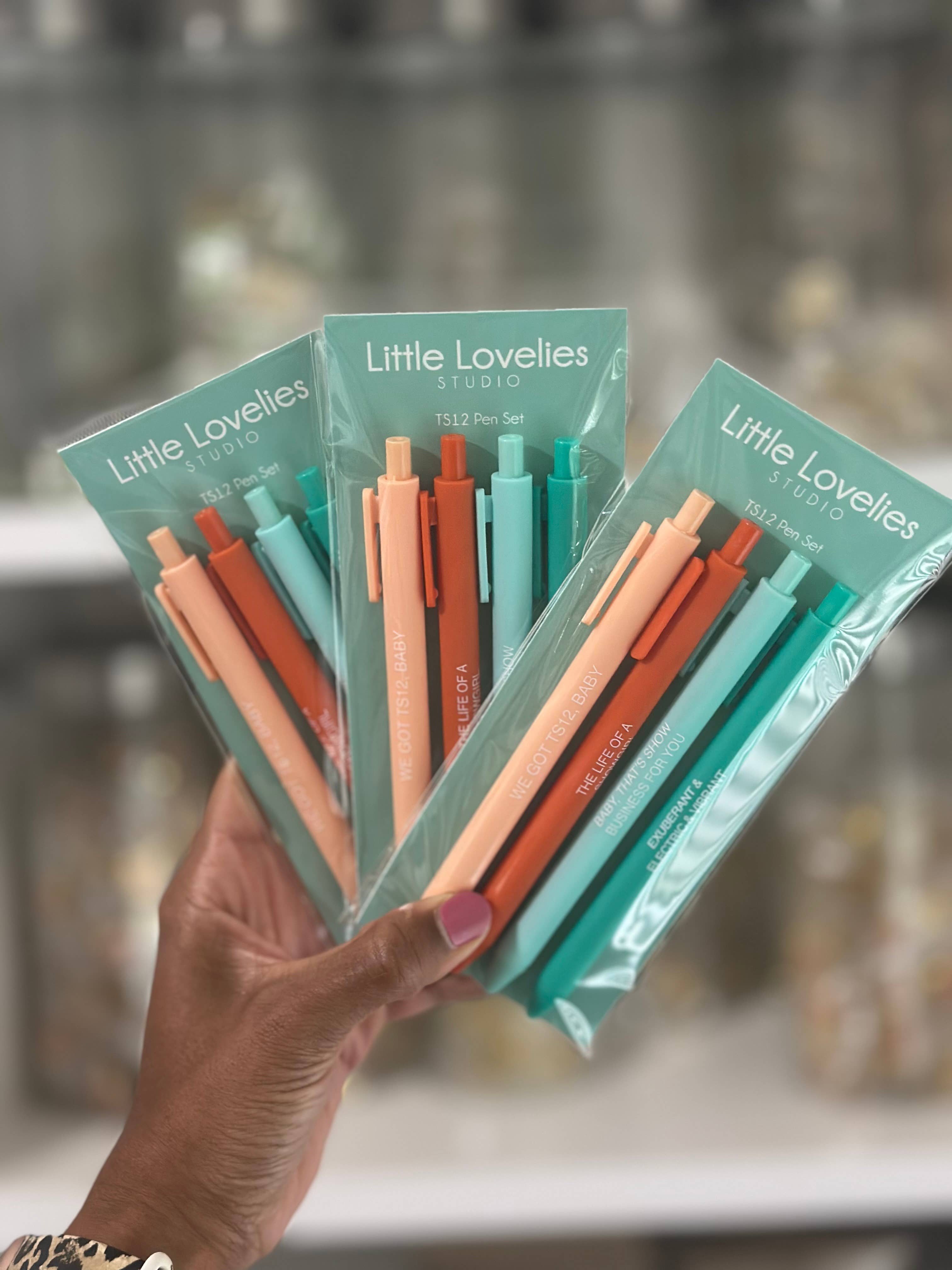 Little Lovelies Studio - Venta al por mayor Bolígrafo - Juego de 4 bolígrafos TS12 – Bolígrafos inspirados en la vida de una showgirl2