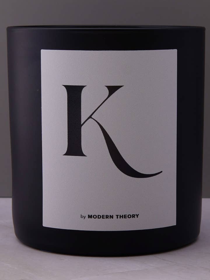 K - Bougie MONOGRAMME pour la vente par Modern Theory