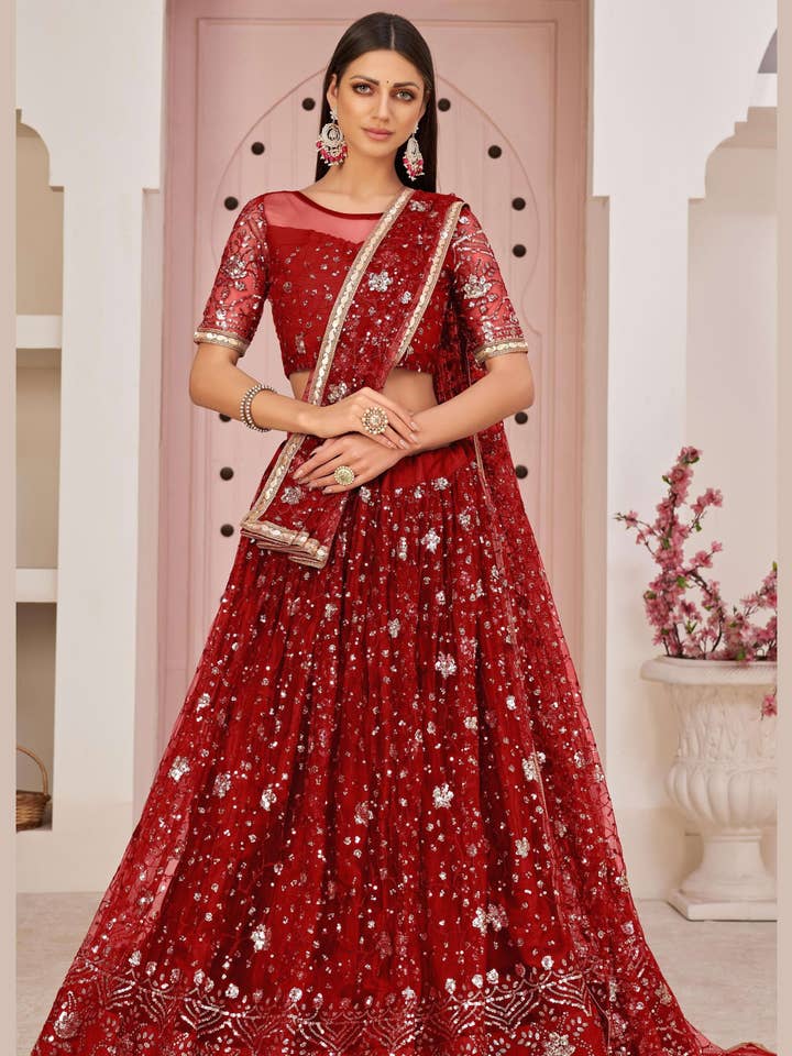 Röd nätlehenga choli för indisk och pakistansk bröllopsfestival - Zari-arbete, paljetter och trådbroderi. för wholesale av HATKE BRIDE