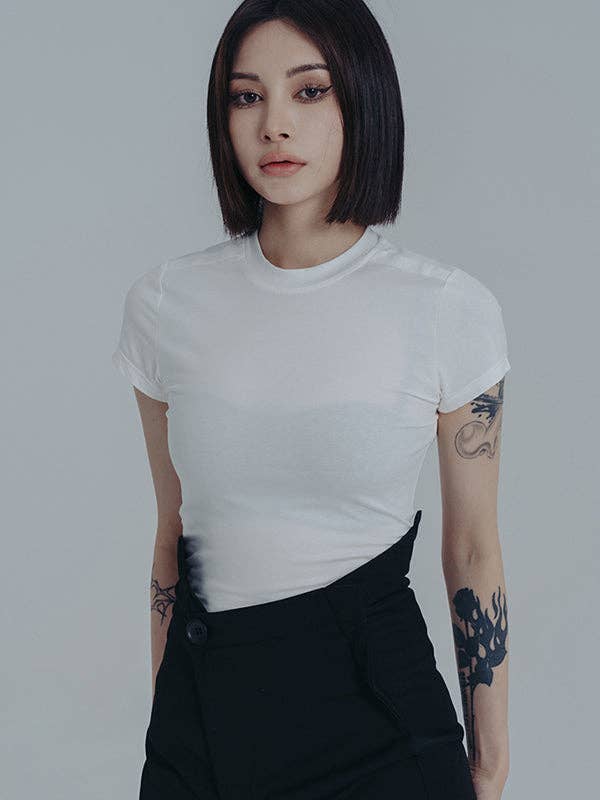 Enkel ensfarvet rundhalset T-shirt-top med korte ærmer for engroshandel hos StyleGalX