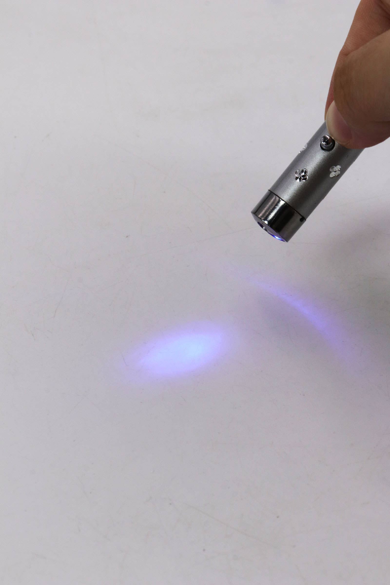 ASSORTI Mini lampe de poche 3-en-1 avec pointeur laser et lumière LED en vente sur Faire6