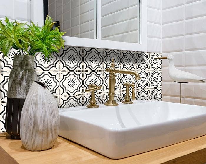 HomeRoots – Engroshandel Vægfliser – 4 „x 4" sort og hvid mosaik skræl og pind aftagelige fliser0