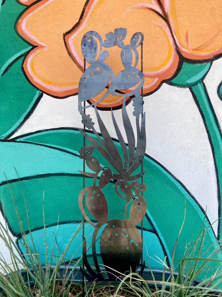 Blommande Cactus Trellis för wholesale av Garden Deva Sculpture Co.