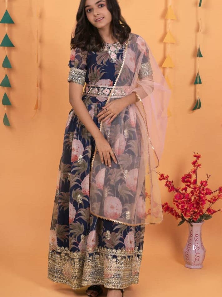 Vestido Azul Marinho de Georgette para Crianças com Estampa de Flores para Meninas com Dupatta para Festivais e Casamentos - Trabalho de Bordado com Lantejoulas, Trabalho de Estampa por atacado de HATKE BRIDE