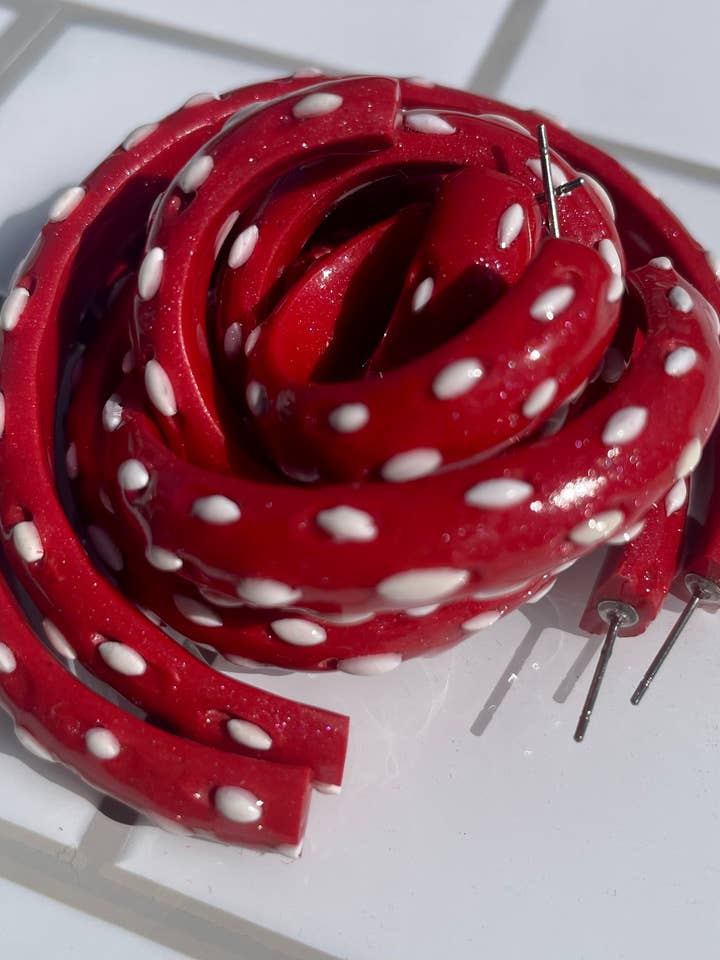 pendientes tipo argolla con forma de fresa para venta al por mayor de She makes clay