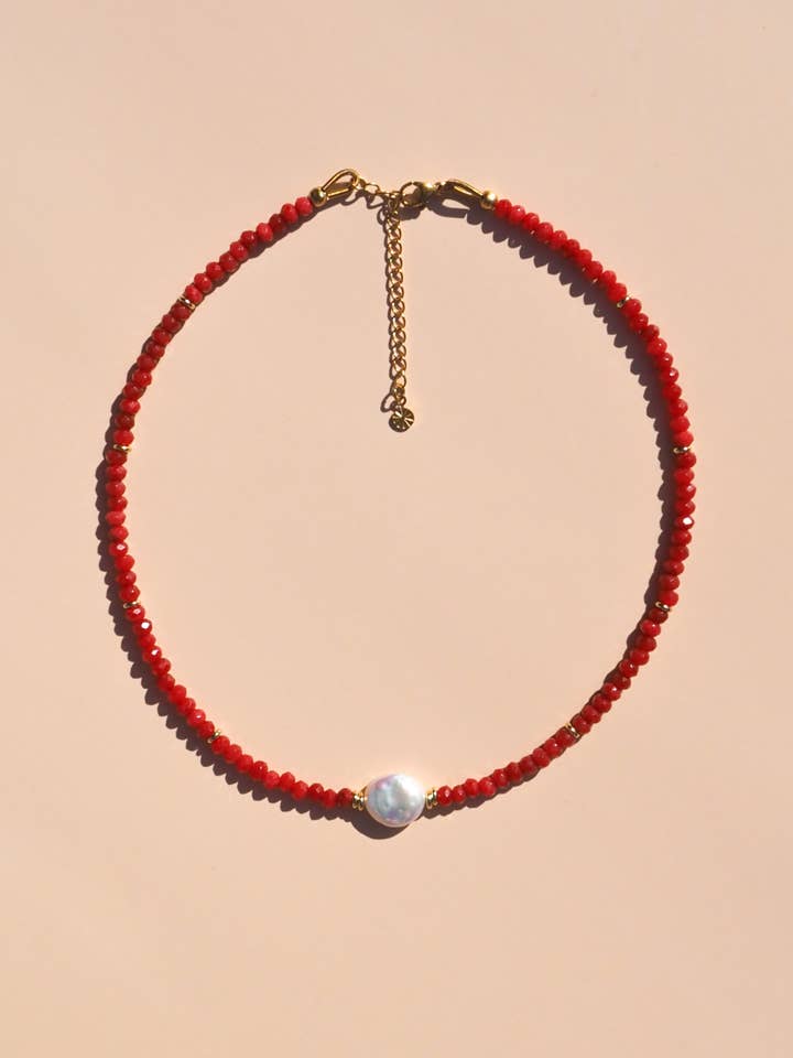 Süßwasserperlenkette mit rotem Edelsteinperlen. für den Großhandel von Alesi Jewellery