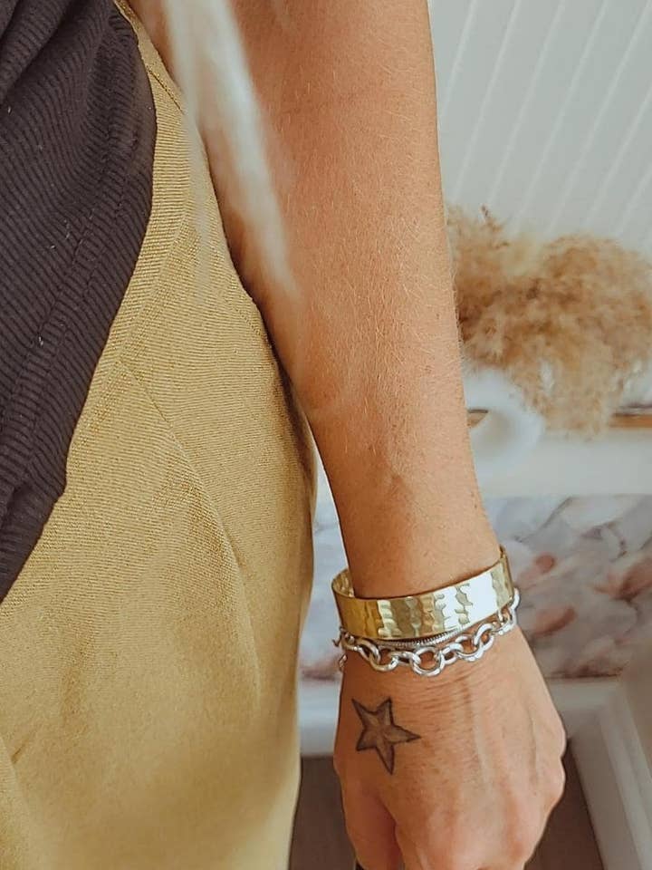 Bracciale aperto regolabile in ottone martellato per la vendita all'ingrosso da parte di Laboheme