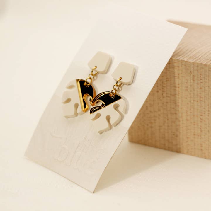 Elfenben og guld Boho Monstera blad øreringe for engroshandel hos Little Blue Jewelry + Displays by M3 Custom Designs