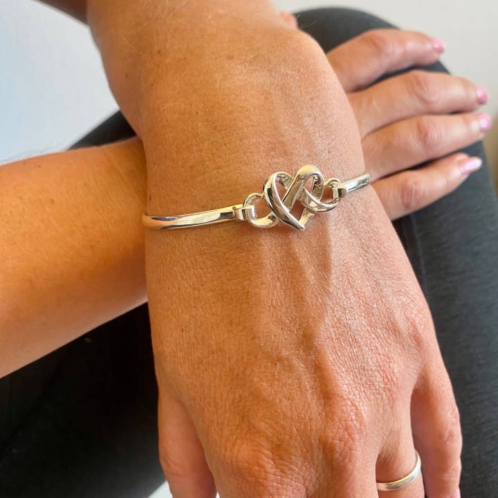Bracelet Jonc en Argent Sterling avec Cœurs Entrelacés pour la vente par Mon Bijoux