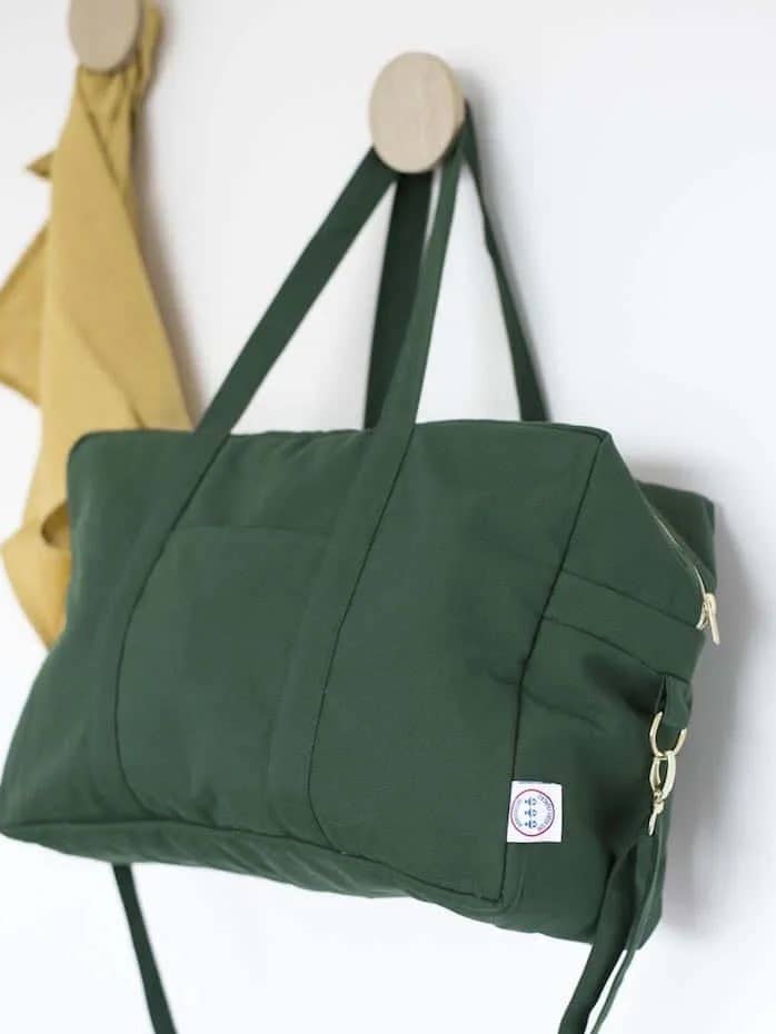 Skötväska "The Giant" i grön färg av grankottsbomull för wholesale av Manufacture des bébés français