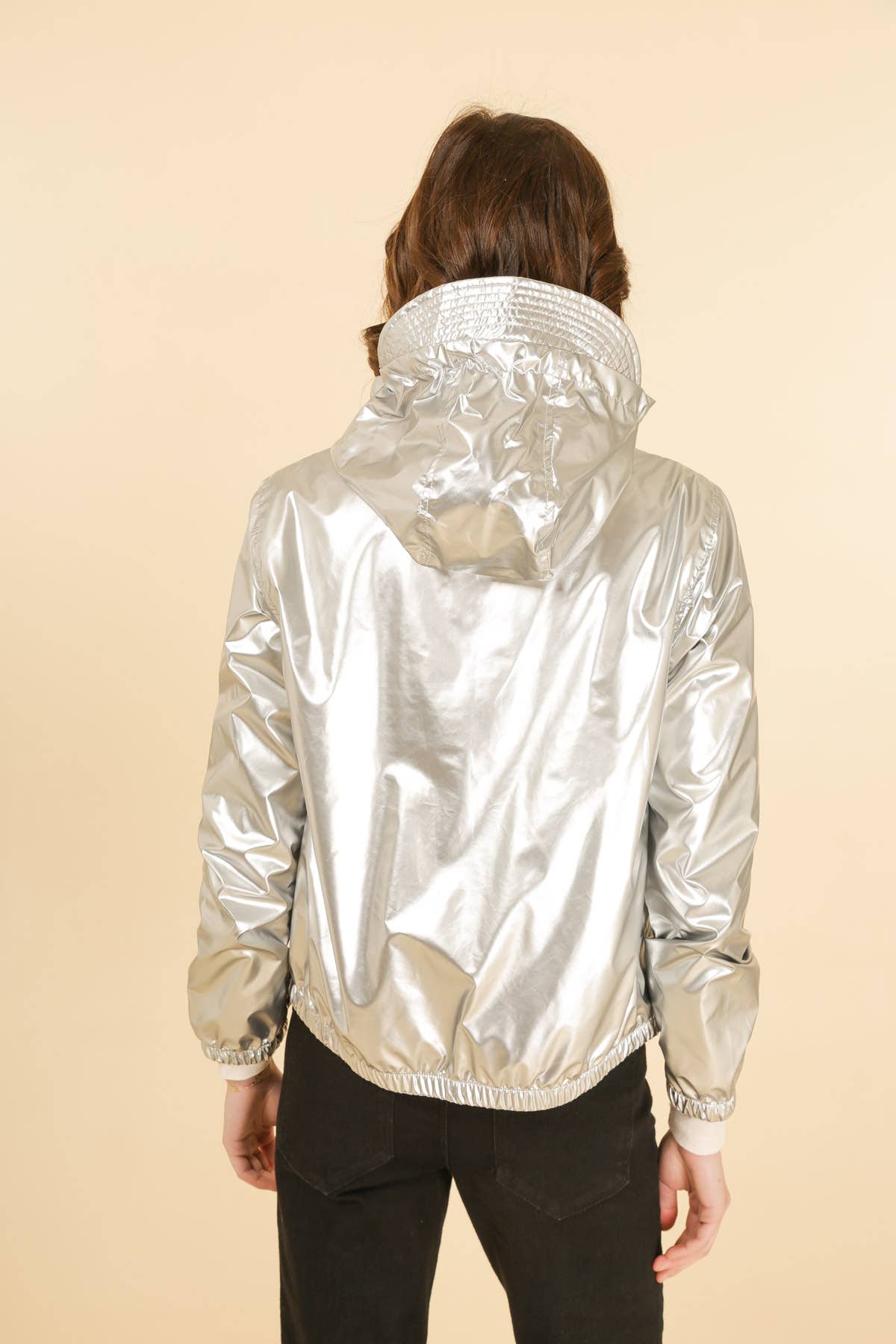 Attrait Paris – Engroshandel Vindjakke - Dame – Kort metallisk vindjakke med hætte og integreret skygge9