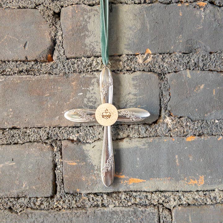 Kreuzverzierung mit Griff aus Sacred Heart aus Silberbesteck für den Großhandel von Girl Ran Away With the Spoon