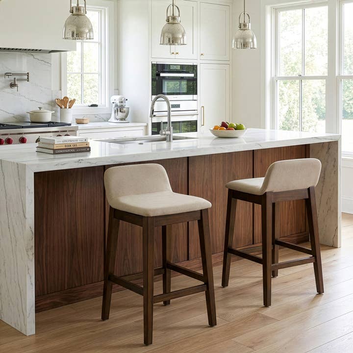 Glamour Home - Vente Tabouret - Ensemble de 2 tabourets de comptoir Atia en bois d'hévéa avec siège en tissu