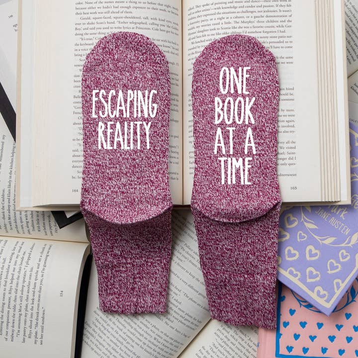 Calzini da donna « Escaping Reality One Book at a Time » per amanti della lettura fantasy per la vendita all'ingrosso da parte di The Obstinate Octopus