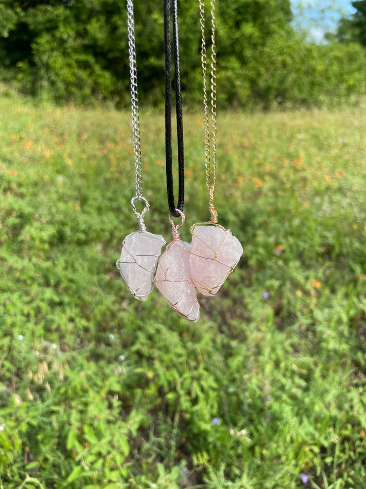 Rohe Rosenquarz Kristall Halskette für den Großhandel von Beyond The Above