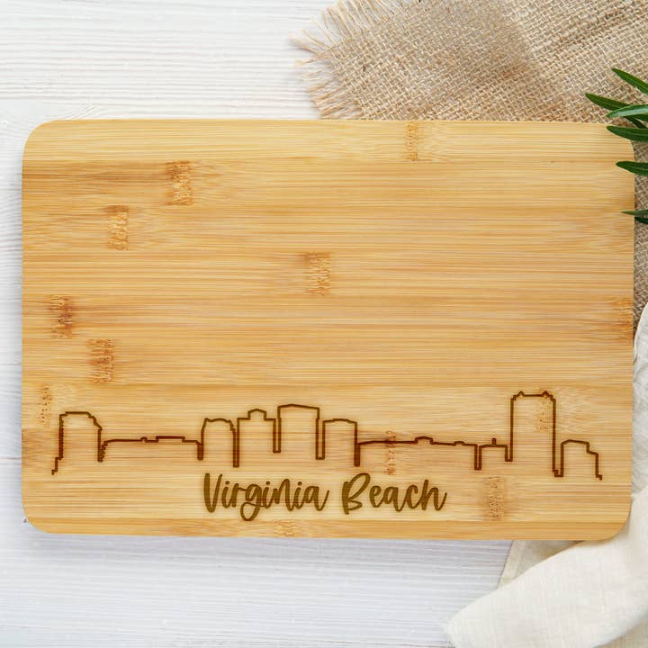 Virginia Beach graverad bambu skärbräda för wholesale av The Trendy Traveler