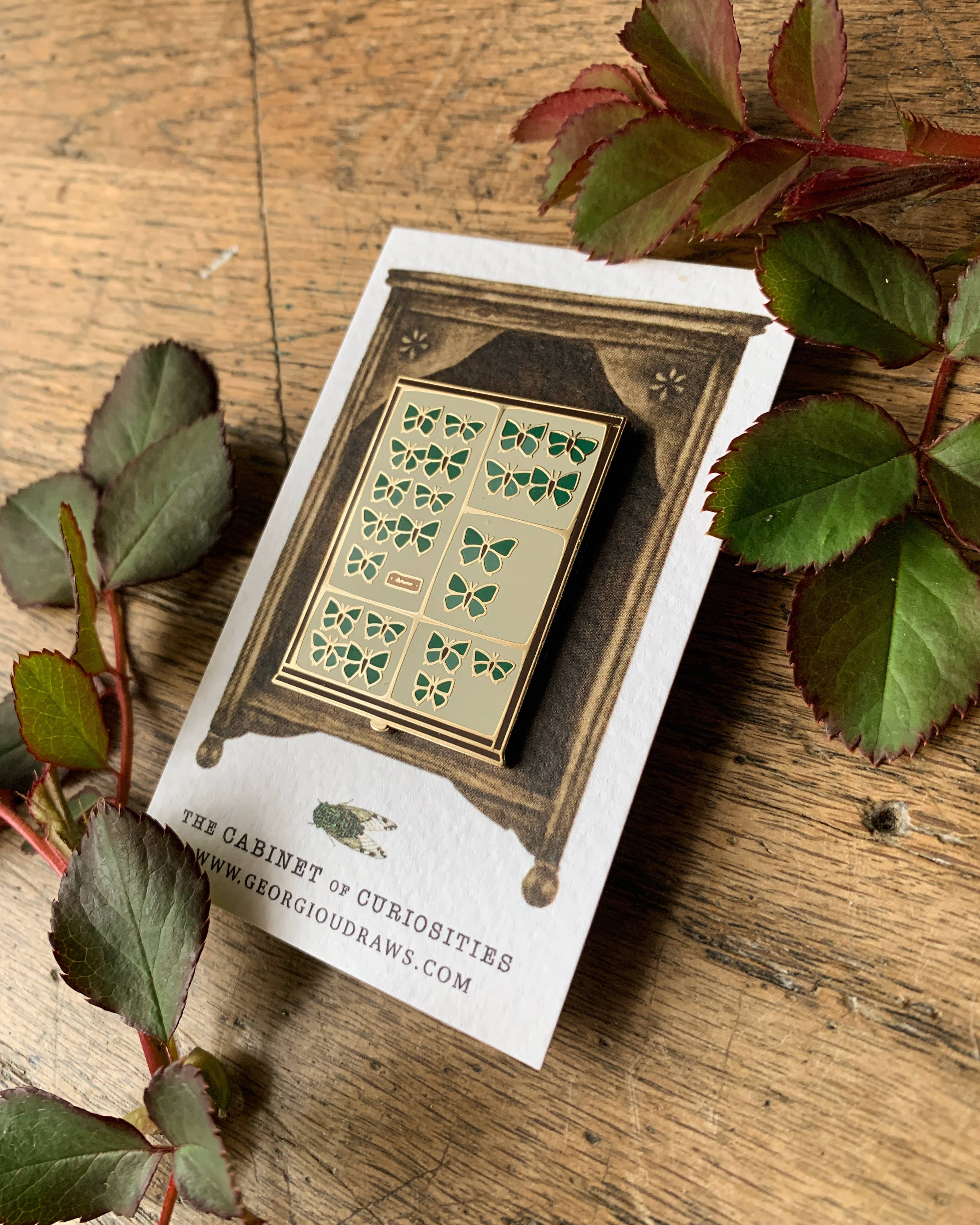 Georgiou Draws - Vente Épinglettes/boutons - Badge en émail du Cabinet des curiosités en forme de papillon2