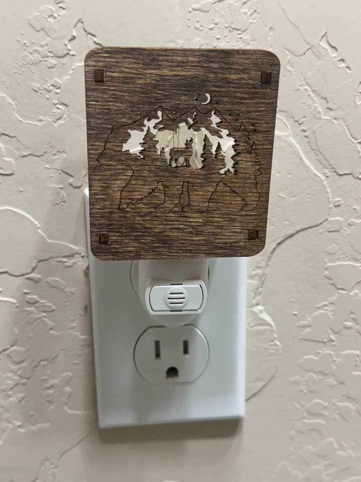 Veilleuse murale à détection de lumière avec prise intégrée Rustic Mountain Bear pour la vente par The Mas Boutique
