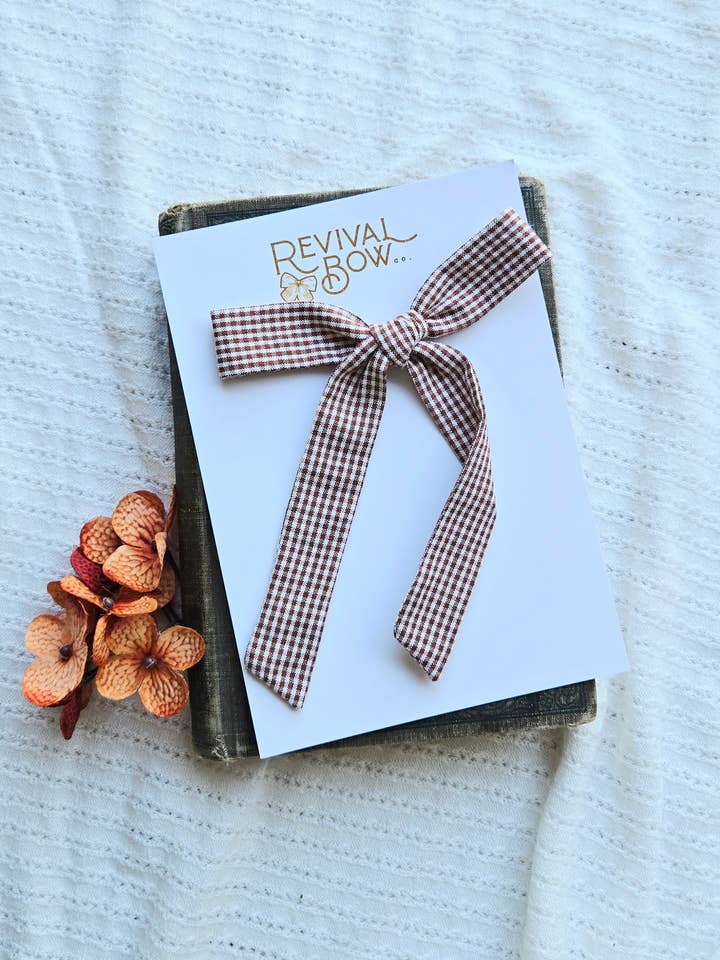 Fiocco a Nastro con Coda Lunga su Clip • Quadri Cannella per la vendita all'ingrosso da parte di Revival Bow Co.