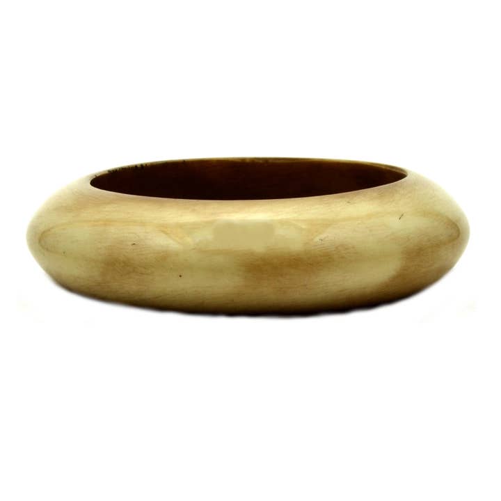 Bracciale rigido in resina avorio anticato si assottiglia al centro del bracciale per la vendita all'ingrosso da parte di Erik & Mike