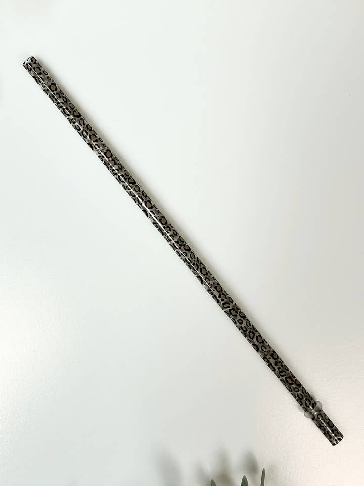 Cannuccia di plastica riutilizzabile con stampa leopardata per la vendita all'ingrosso da parte di SparklesnMoreCo